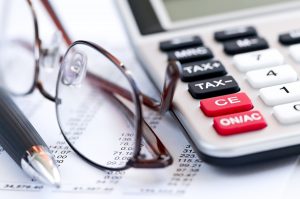 Picture of a pen, a pair of glasses, and a calculator.